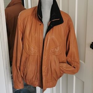 Vintage✨Cool & Calm tan leather bomber style jacket. Unisex. Size Small. EUC